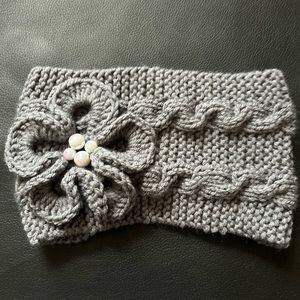 Headband hand knit with flower